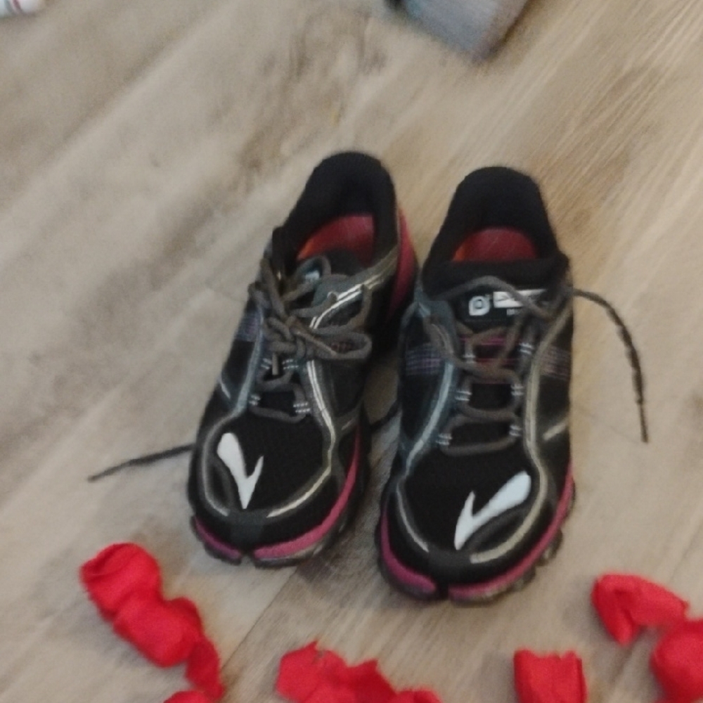 Brooks Black and Pink Women's Athletic Shoes - Picture 7 of 7